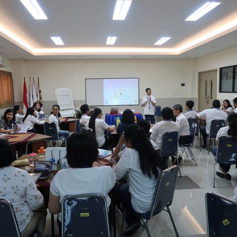 Seminar "Ketika Pintar Saja Ngga Cukup" Guru SMAK Penabur Kota Tangerang, 30 September 2019, Moderland-Kota Tangerang. (gambar 4)